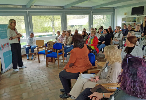 Kerstin Pack, Mitarbeiterin des Bildungsbüros Oberberg, begrüßte 42 Kitaleitungen beim 10. Treffen des Arbeitskreises - dieses Mal auf dem Jungendzeltplatz Aggertal. (Foto: OBK)