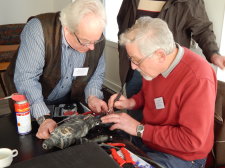 Fleißiges Tüfteln: Die ehrenamtlichen Fachleute Hans Bornwaßer (l.) und Hans Martin Werkshage beim Reparieren Fleißiges Tüfteln: Die ehrenamtlichen Fachleute Hans Bornwaßer (l.) und Hans Martin Werkshage beim Reparieren