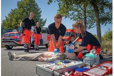 Die Auszubildenden zeigen am 29. August 2019 im Forum Gummersbach an Übungspuppen, wie die Herzdruckmassage in einer solchen Situation Leben retten kann. (Foto: OBK/Niklas Lomberg) Die Auszubildenden zeigen am 29. August 2019 im Forum Gummersbach an Übungspuppen, wie die Herzdruckmassage in einer solchen Situation Leben retten kann. (Foto: OBK/Niklas Lomberg)