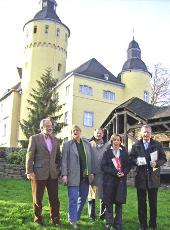 Das Foto zeigt v.l.: Dr. Erwin Kampf, Renate Ragoß, Hans-Joachim Klein (alle Kulturkreis Wiehl), Dr. Gudrun Sievers-Flägel (Museumsdirektorin) und Bernd Hombach (Vorsitzender Förderverein Schloss Homburg) vor Schloss Homburg.