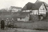 Familie Gran vor ihrer Mühle in Bruchhausen, Waldbröl, um 1927. Privatbesitz