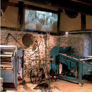 Die Abbildung zeigt bäuerliches Handwerkszeug im Museum Haus Dahl Die Abbildung zeigt bäuerliches Handwerkszeug im Museum Haus Dahl