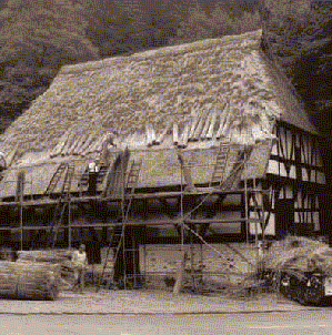 Die Abbildung zeigt ein historisches Foto von Dachdeckerarbeiten am Museum Haus Dahl