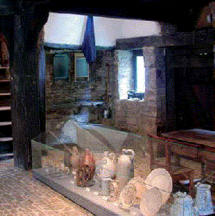 Die Abbildung zeigt eine Glasvitrine im Museum Haus Dahl mit Gebrauchskeramik Die Abbildung zeigt eine Glasvitrine im Museum Haus Dahl mit Gebrauchskeramik