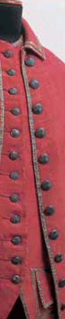Die Abbildung zeigt ein rotes Kleidungsstück für Herren mit Goldknöpfen auf einem Kleiderständer