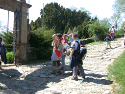 Das Foto zeigt eine Gruppe von Kindern vor dem Eingangstor zum Museum