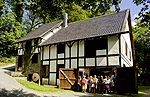 Die Mühle des Museums  mit einer Besuchergruppe