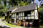 Die M&uuml;hle des Museums  mit einer Besuchergruppe