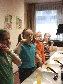 Das Foto zeigt Kinder, die im Prophylaxezentrum das richtige Putzen der Zähne lernen