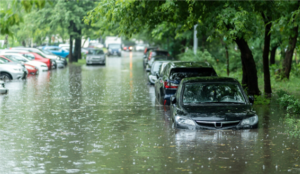 Überflutete Straßen durch Starkregen