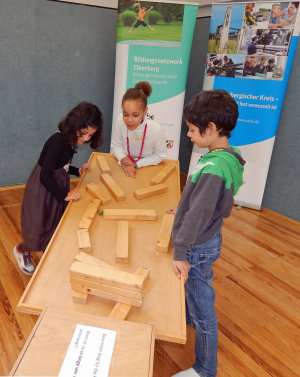Einen möglichst langen Weg aus Holzklötzen für die Kugel bauen - das war eine der Aufgaben bei der "Mini Phänomenta". (Foto: OBK) Einen möglichst langen Weg aus Holzklötzen für die Kugel bauen - das war eine der Aufgaben bei der "Mini Phänomenta". (Foto: OBK)