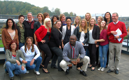 Mit zum Teil hervorragenden Prüfungs-Ergebnissen haben die neuen Altenpflegefachkräfte ihre dreijährige Ausbildung gemeistert. (Foto: OBK)