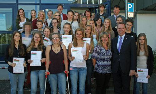 36 Schülerinnen und Schüler bekamen für ihr freiwilliges Engagement den Sozialführerschein überreicht und wurden von Kreisdirektor Jochen Hagt (vorne rechts) beglückwünscht. (Foto: OBK)