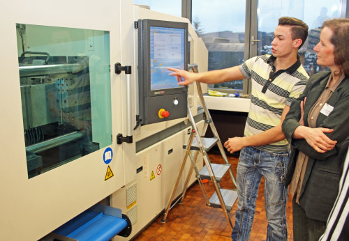 Nachdem die Bedienung der Kunststoffspritzgussmaschine erklärt wurde, kann die Produktion starten. (Foto: OBK)