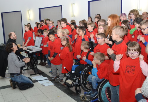 Die Kinder sangen mit großer Begeisterung und untermalten den Liedtext mit Gebärden. (Foto: OBK)