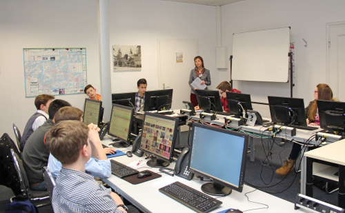 Im Computer-Schulungsraum informierte Pressereferentin Iris Trespe (mitte) die Achtklässler über die Öffentlichkeitsarbeit des Oberbergischen Kreises. (Foto: OBK)