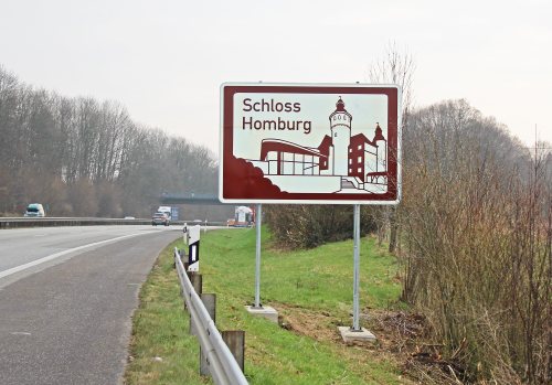 Im Bereich der Anschlussstelle Gummersbach weist jetzt ein Schild auf Schloss Homburg hin. (Foto: OBK)
