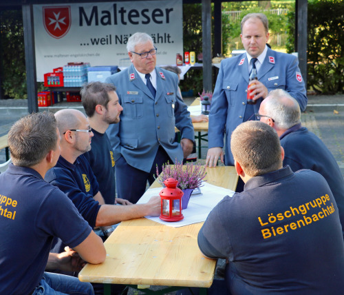 Feuerwehrmänner der Löschgruppe Bierenbachtal im Gespräch mit Vertretern der Malteser Ortsgliederung Engelskirchen. (Foto: Malteser Engelskirchen)