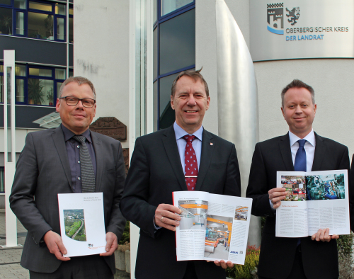 Unternehmer Michael Welp, Landrat Jochen Hagt und Wirtschaftsförderer Uwe Cujai werben für das neue Standortmagazin. (Foto: OBK)