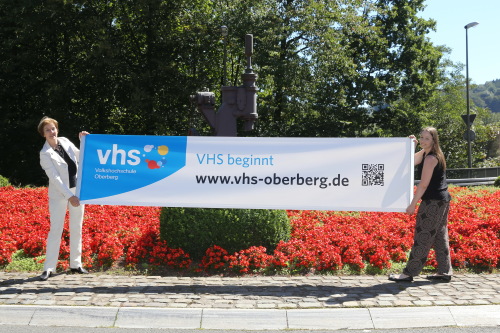 Renée Scheer (Leiterin der VHS Oberberg) und Anna Prawitz (VHS Wiehl) werben für den Semesterbeginn der VHS Oberberg am 5. September 2016. (Foto: OBK)