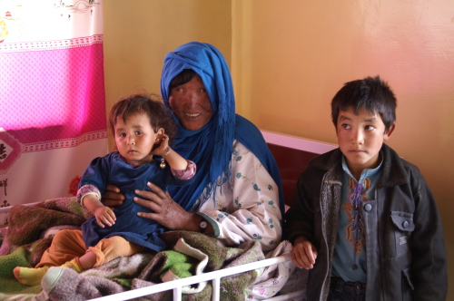 Zahara I. mit Ihren Kindern im Krankenhaus von Panjau. (Foto: Sabine Ludwig / DAHW.)