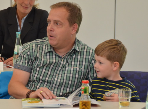 Thorsten Schmidt ist Mitarbeiter der Gemeinde Reichshof. Er liest dem vierjährigen Jonathan regelmäßig vor. (Foto: OBK)