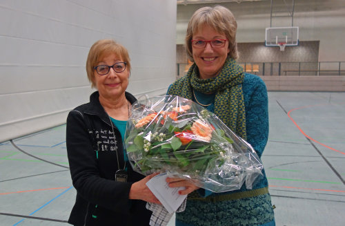Sabine Neumann von der VHS Oberberg (r.) überreichte Angela von der Wehl (l.) einen Blumenstrauß und gratulierte zum Jubiläum. (Foto: OBK)