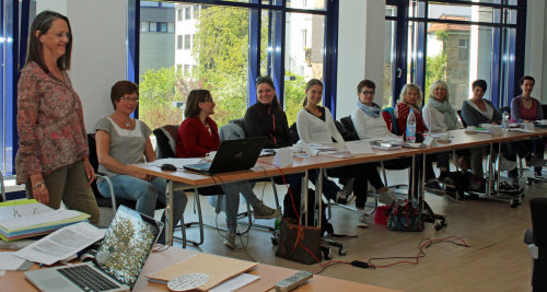 Seminarleiterin Andrea Espei vom Referat für Behindertenhilfe im Diözesancaritasverband Paderborn (l.) hat die Fachsprache ICF-CY vermittelt. (Foto: OBK) 