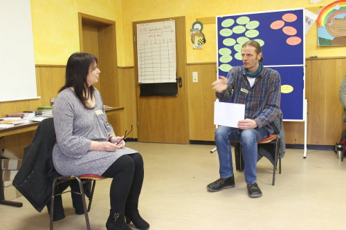 Jens Schierling vom Jugendamt der Stadt Wiehl erprobt die motivierende Gesprächsführung mit einer Teilnehmerin.(Foto: OBK)