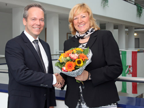 Der Betriebsleiter der AGewiS Klaus Grootens beglückwünscht Dr. Ursula Kriesten zum Dienstjubiläum (Foto: OBK).