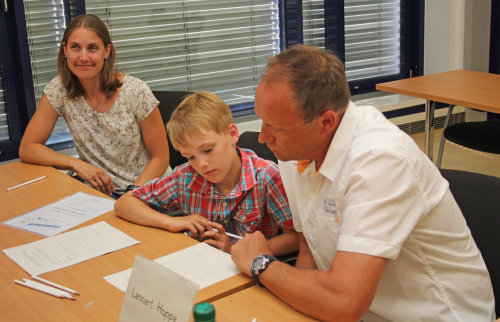Lennert Happe erklärt seinen Eltern, wie er die ihm gestellte Aufgabe lösen will. (Foto: OBK)