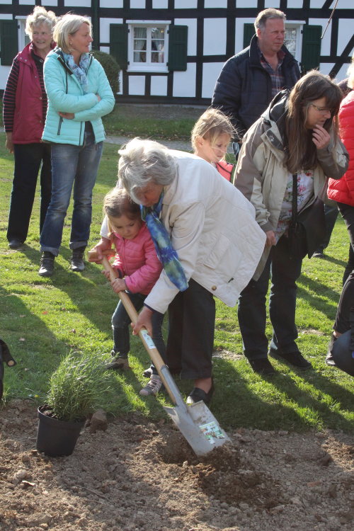 Weitblick-Lotsin Gisela Zielonka-Unger begeisterte auch den Nachwuchs für die Gartenarbeit. (Foto: OBK)