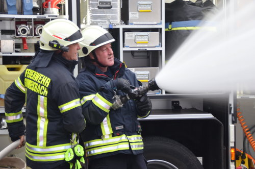Dr. Ralf Mühlenhaus (r.), Leiter des Amtes für Rettungsdienst, Brand- und Bevölkerungsschutz war in der Feuerwache Gummersbach aktiv. (Foto: OBK)