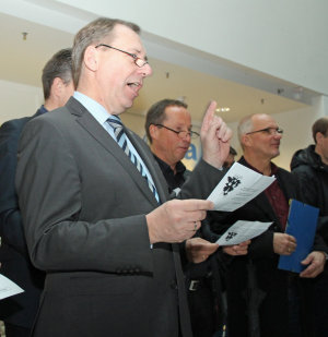 Landrat Jochen Hagt sang unterstützt von Kreisdezernenten, Amtsleitern und Mitarbeitenden fröhlich mit.  (Foto: OBK)