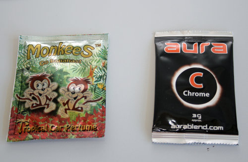 Harmlos wirkende Verpackung mit oft tödlichem Inhalt: Beispiele von handelsüblichen Designer-Drogen. (Foto: OBK)