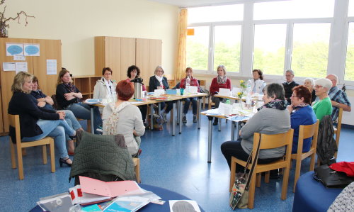 Zwölf Lesepatinnen und Lesepaten nahmen an der ersten Schulung in der Gemeinschaftshauptschule Lindlar teil. (Foto: OBK)