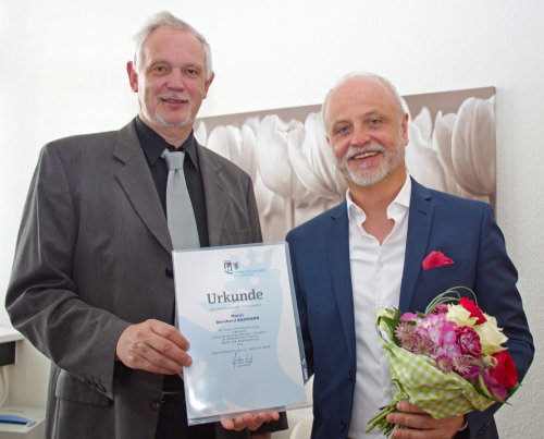 Der leitende Kreisbaudirektor Uwe Stranz (l.) ehrte Bernhard Baumann zum 25-jährigen Dienstjubiläum. (Foto: OBK)