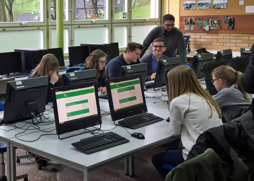 Die Laptopklasse der Realschule Hückeswagen und ihr Studien- und Berufswahlkoordinator Thomas Wientzek zeigen sich nach den Testläufen begeistert. (Foto: OBK)