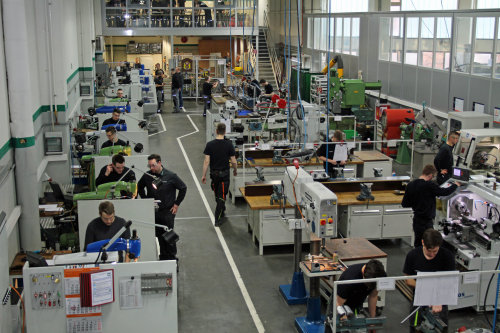 Die Plätze in der Ausbildungswerkstatt der Montaplast GmbH sind aktuell gut besetzt. (Foto: OBK)