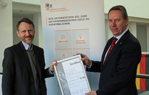 Landrat Jochen Hagt (r.) und Gründungsberater Thomas Wojahn von der Wirtschaftsförderung freuen sich über die Zertifizierung. (Foto: OBK)
