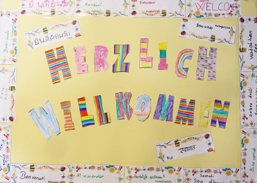 Ein kreatives Ergebnis der Ferienaktion: Die Kinder gestalteten ein mehrsprachiges Türschild mit dem Schriftzug "Willkommen". (Foto: OBK)
