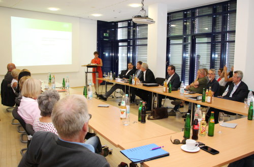 Im Kreishaus stellte sich das SAPV-Team der Öffentlichkeit vor. Elisabeth Jülich (Geschäfstführerin und ärztliche Leitung) berichtete über das langwierige Zulassungsverfahren. (Foto: OBK)