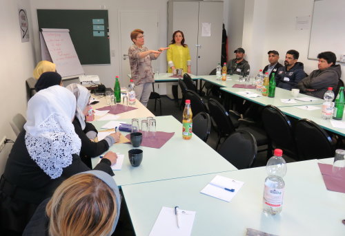 Erika Waedt (KI, Mitte links) und Rania Saleh (Caritas, Mitte rechts)referierten über das Schulsystem in NRW. (Foto: OBK)
