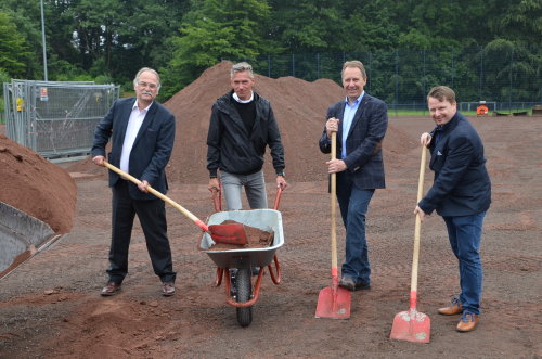 Spatenstich am Sportplatz Auf der Brede in Radevormwald (v.l.): Johannes Mans, Bürgermeister der Stadt Radevormwald; Guido Musial, Vorsitzender Tuspo Dahlhausen; Landrat Jochen Hagt und Herwig Wege, Bezirksregierung Köln. (Foto: Stadt Radevormwald/Scholl)
Spatenstich am Sportplatz Auf der Brede in Radevormwald (v.l.): Johannes Mans, Bürgermeister der Stadt Radevormwald; Guido Musial, Vorsitzender Tuspo Dahlhausen; Landrat Jochen Hagt und Herwig Wege, Bezirksregierung Köln. (Foto: Stadt Radevormwald/Scholl)