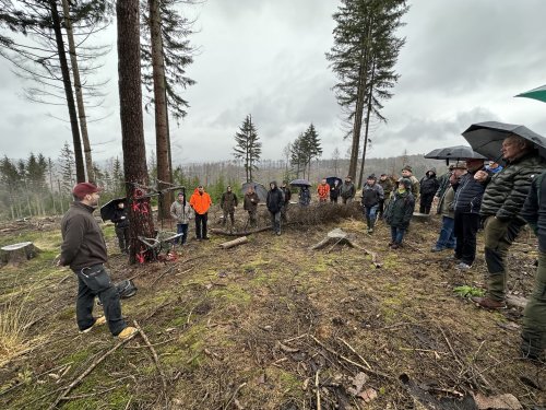 Vor der Kulisse enormer Schadflächen erläuterte Revierförster Steffen Brenner das jagdliche Konzept und beantwortete geduldig die Fragen der Teilnehmenden. (Foto: OBK) Vor der Kulisse enormer Schadflächen erläuterte Revierförster Steffen Brenner das jagdliche Konzept und beantwortete geduldig die Fragen der Teilnehmenden. (Foto: OBK)
