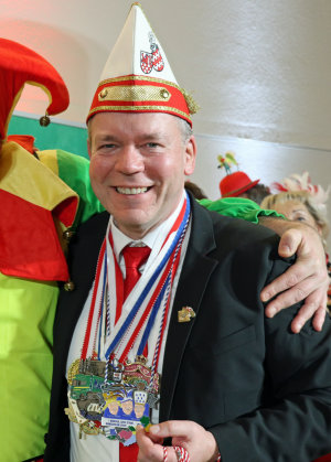 Kreisdirektor Klaus Grootens unterstützte bei der Verleihung der zahlreichen Karnevalsorden des Oberbergischen Kreises. (Foto: OBK)