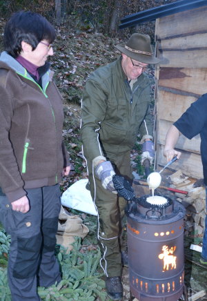 Barabara Schneider mit Ehemann am Forsthaus. (Foto: Barbara Schneider) Barabara Schneider mit Ehemann am Forsthaus. (Foto: Barbara Schneider)