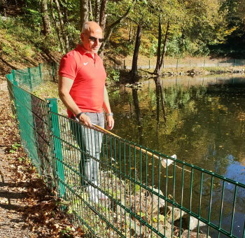 Anastasios Konstantinidis sammelt Abfall am Grotenbachteich. (Foto: Anastasios Konstantinidis)