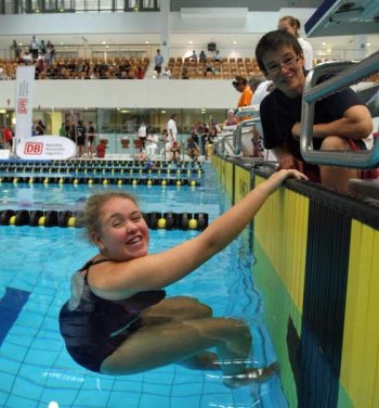 Monika Güdelhofer (r.) mit einer ihrer Schwimmerinnen. (Foto: Privat)