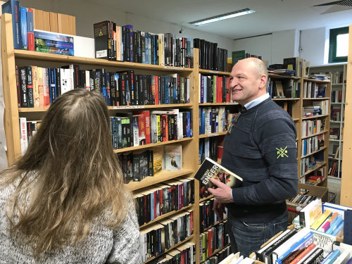 Der Leiter des Umweltamtes Andre Steiniger war ehrenamtlich im Antiquariat an der Brölbahnstraße in Waldbröl aktiv. ((Foto: OBK) Der Leiter des Umweltamtes Andre Steiniger war ehrenamtlich im Antiquariat an der Brölbahnstraße in Waldbröl aktiv. ((Foto: OBK)